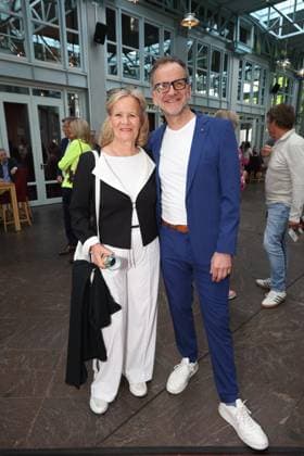 Claudia Rieschel with theater director Dieter Powitz, premiere party of the comedy 53 Sundays with prominent guests at the Komödie Winterhuder Fährhaus, Hamburg 8 5 2026