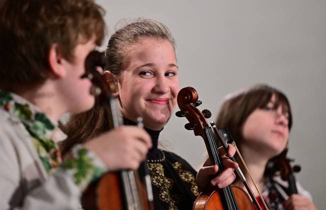 Von Angesicht zu Angesicht-Eröffnung des 35. Sächsischen Mozartfestes 2026 Chemnitz Das traditionelle Sächsische Mozartfest bringt nach dem erfolgreichen Europäischen Kulturhauptstadtjahr Chemnitz 2025 bis zum 25.Mai wiederum namhafte und junge Nachwuchskünstler auf die musikalischen Bretter die die Welt bedeuten. Zur Eröffnung in der Chemnitzer Kreuzkirche am Freitag (08.05.26) erklangen Werke von Clara Schumann, der jungen britischen Komponistin Lucy Armstrong (*1991),sowie von Franz Xaver und Wolfgang AmadÃ Mozart, mit den Interpreten Ragna Schirmer Klavier, Mark Tayetskyi (Kyjiw) Saxophon, Orchester des Musik-Lyzeums Solomiya Krushelnytska Lviv (Ukraine, im Foto) unter der Leitung von Dirigent Tom Newall, U Chemnitz_Mozart_Eröffnung_027-0805-26