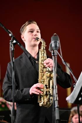 Von Angesicht zu Angesicht-Eröffnung des 35. Sächsischen Mozartfestes 2026 Chemnitz Das traditionelle Sächsische Mozartfest bringt nach dem erfolgreichen Europäischen Kulturhauptstadtjahr Chemnitz 2025 bis zum 25.Mai wiederum namhafte und junge Nachwuchskünstler auf die musikalischen Bretter die die Welt bedeuten. Zur Eröffnung in der Chemnitzer Kreuzkirche am Freitag (08.05.26) erklangen Werke von Clara Schumann, der jungen britischen Komponistin Lucy Armstrong (*1991),sowie von Franz Xaver und Wolfgang AmadÃ Mozart, mit den Interpreten Ragna Schirmer Klavier, Mark Tayetskyi (Kyjiw, im Foto) Saxophon, Orchester des Musik-Lyzeums Solomiya Krushelnytska Lviv (Ukraine) unter der Leitung von Dirigent Tom Newall, U Chemnitz_Mozart_Eröffnung_034-0805-26