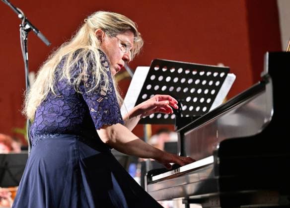 Von Angesicht zu Angesicht-Eröffnung des 35. Sächsischen Mozartfestes 2026 Chemnitz Das traditionelle Sächsische Mozartfest bringt nach dem erfolgreichen Europäischen Kulturhauptstadtjahr Chemnitz 2025 bis zum 25.Mai wiederum namhafte und junge Nachwuchskünstler auf die musikalischen Bretter die die Welt bedeuten. Zur Eröffnung in der Chemnitzer Kreuzkirche am Freitag (08.05.26) erklangen Werke von Clara Schumann, der jungen britischen Komponistin Lucy Armstrong (*1991),sowie von Franz Xaver und Wolfgang AmadÃ Mozart, mit den Interpreten Ragna Schirmer Klavier, Mark Tayetskyi (Kyjiw) Saxophon, Orchester des Musik-Lyzeums Solomiya Krushelnytska Lviv (Ukraine) unter der Leitung von Dirigent Tom Newall, UniversitÃ Chemnitz_Mozart_Eröffnung_044-0805-26