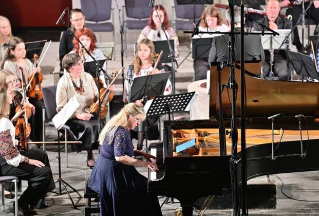 Von Angesicht zu Angesicht-Eröffnung des 35. Sächsischen Mozartfestes 2026 Chemnitz Das traditionelle Sächsische Mozartfest bringt nach dem erfolgreichen Europäischen Kulturhauptstadtjahr Chemnitz 2025 bis zum 25.Mai wiederum namhafte und junge Nachwuchskünstler auf die musikalischen Bretter die die Welt bedeuten. Zur Eröffnung in der Chemnitzer Kreuzkirche am Freitag (08.05.26) erklangen Werke von Clara Schumann, der jungen britischen Komponistin Lucy Armstrong (*1991),sowie von Franz Xaver und Wolfgang AmadÃ Mozart, mit den Interpreten Ragna Schirmer Klavier, Mark Tayetskyi (Kyjiw) Saxophon, Orchester des Musik-Lyzeums Solomiya Krushelnytska Lviv (Ukraine) unter der Leitung von Dirigent Tom Newall, UniversitÃ Chemnitz_Mozart_Eröffnung_072-0805-26
