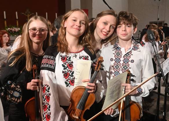 Von Angesicht zu Angesicht-Eröffnung des 35. Sächsischen Mozartfestes 2026 Chemnitz Das traditionelle Sächsische Mozartfest bringt nach dem erfolgreichen Europäischen Kulturhauptstadtjahr Chemnitz 2025 bis zum 25.Mai wiederum namhafte und junge Nachwuchskünstler auf die musikalischen Bretter die die Welt bedeuten. Zur Eröffnung in der Chemnitzer Kreuzkirche am Freitag (08.05.26) erklangen Werke von Clara Schumann, der jungen britischen Komponistin Lucy Armstrong (*1991),sowie von Franz Xaver und Wolfgang AmadÃ Mozart, mit den Interpreten Ragna Schirmer Klavier, Mark Tayetskyi (Kyjiw) Saxophon, Orchester des Musik-Lyzeums Solomiya Krushelnytska Lviv (Ukraine, im Foto) unter der Leitung von Dirigent Tom Newall, U Chemnitz_Mozart_Eröffnung_109-0805-26