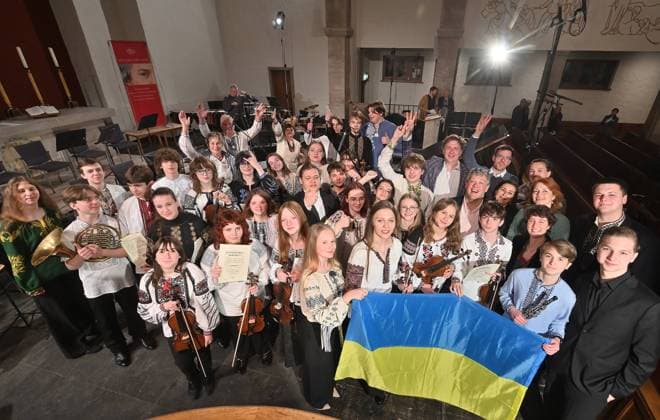 Von Angesicht zu Angesicht-Eröffnung des 35. Sächsischen Mozartfestes 2026 Chemnitz Das traditionelle Sächsische Mozartfest bringt nach dem erfolgreichen Europäischen Kulturhauptstadtjahr Chemnitz 2025 bis zum 25.Mai wiederum namhafte und junge Nachwuchskünstler auf die musikalischen Bretter die die Welt bedeuten. Zur Eröffnung in der Chemnitzer Kreuzkirche am Freitag (08.05.26) erklangen Werke von Clara Schumann, der jungen britischen Komponistin Lucy Armstrong (*1991),sowie von Franz Xaver und Wolfgang AmadÃ Mozart, mit den Interpreten Ragna Schirmer Klavier, Mark Tayetskyi (Kyjiw) Saxophon, Orchester des Musik-Lyzeums Solomiya Krushelnytska Lviv (Ukraine, im Foto) unter der Leitung von Dirigent Tom Newall, U Chemnitz_Mozart_Eröffnung_113-0805-26