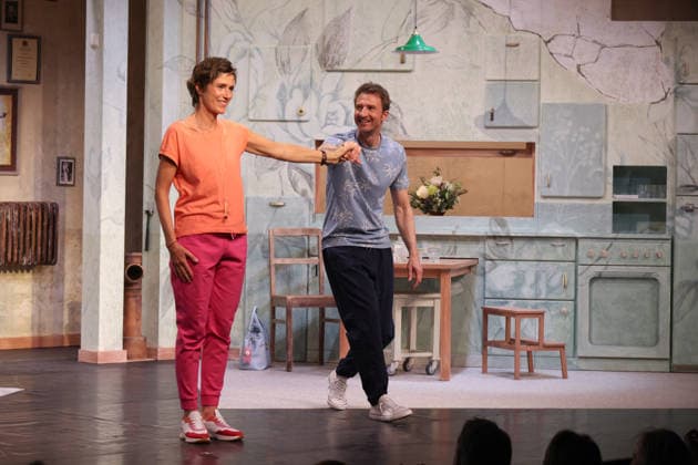 Julia Bremermann and Bergdoktor star Heiko Ruprecht at the final applause, premiere party of the comedy 53 Sundays with prominent guests at the Komödie Winterhuder Fährhaus, Hamburg 8 5 2026