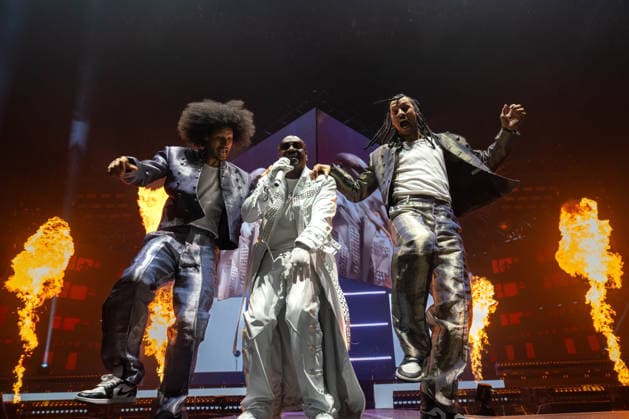 May 8, 2026, London, United Kingdom: Aliaune Damala Bouga Time Puru Nacka Lu Lu Lu Badara Akon Thiam, known as Akon and his dancers seen performing on stage live in concert at O2 Arena in London London United Kingdom - ZUMAs197 20260508_aaa_s197_438 Copyright: xBonniexBritainx