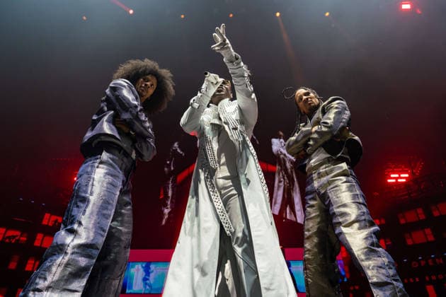 May 8, 2026, London, United Kingdom: Aliaune Damala Bouga Time Puru Nacka Lu Lu Lu Badara Akon Thiam, known as Akon and his dancers seen performing on stage live in concert at O2 Arena in London London United Kingdom - ZUMAs197 20260508_aaa_s197_442 Copyright: xBonniexBritainx