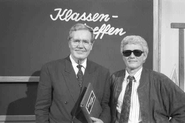 Heino (re.) und Wim Thoelke 10 90 ue Heino (re.) mit Wim Thoelke in Klassentreffen (ZDF) im Oktober 1990 TV Fernsehen Fernsehsendung Show Deutschland deutsch Deutscher Mann Sänger Gesang Musik Musiker Volksmusik volkstümlich Schlager Schlagermusik Heinz Georg Kramm Männer Showmaster Moderator Moderation Quizmaster german singer host presenter quer halb stehend lächelnd Tafel Schultafel Deko Schrift Schriftzug Schreibschrift Kreide Klassentreffen Ordner Mappe haltend sw *** Heino re and Wim Thoelke 10 90 ue Heino re with Wim Thoelke in Klassentreffen ZDF in October 1990 TV television television program show Germany German German man singer singing music musician folk music popular hit music Heinz Georg Kramm men showmaster