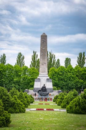News Bilder des Tages Berlin Pankow OT Schönholz; sowjetisches russisches Ehrenmal Schönholz in der Schönholzer Heide am 09. Mai 2026, Tag der Befreiung Kapitulation - 09.05.2026 Berlin *** Berlin Pankow OT Schönholz Soviet Russian memorial Schönholz in the Schönholzer Heide on 09 May 2026, Day of Liberation Surrender 09 05 2026 Berlin