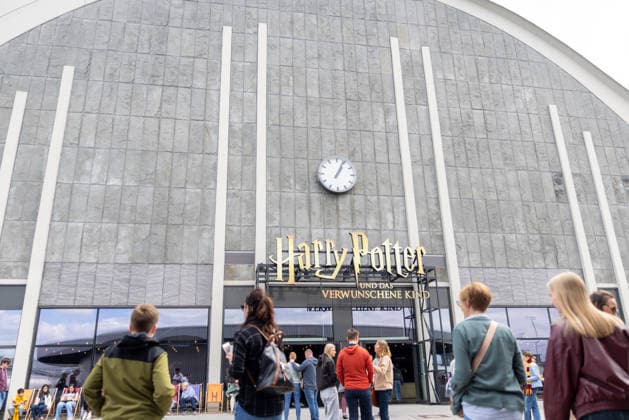 Harry Potter und das verwunschene Kind in Hamburg 2026 Hamburg, Deutschland - 9.5.2026: Menschen betreten das Harry Potter Musica lin Hamburg. Harry Potter und das verwunschene Kind in Hamburg endet nach über vier Jahren am 26. Juli 2026 mit einer Final Show im Theater am Großmarkt Hamburg