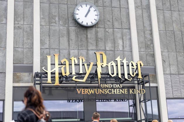 Harry Potter und das verwunschene Kind in Hamburg 2026 Hamburg, Deutschland - 9.5.2026: Menschen betreten das Harry Potter Musica lin Hamburg. Harry Potter und das verwunschene Kind in Hamburg endet nach über vier Jahren am 26. Juli 2026 mit einer Final Show im Theater am Großmarkt Hamburg