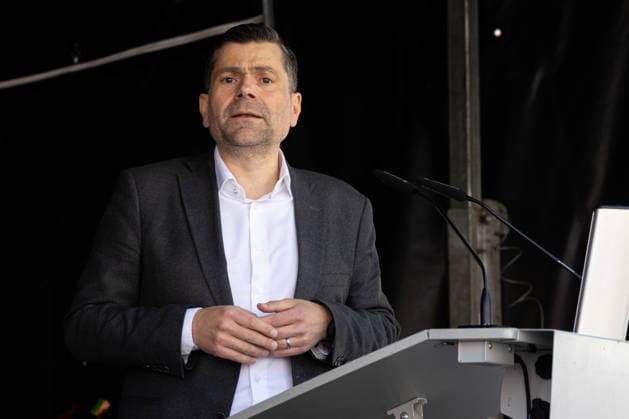 News Bilder des Tages Augsburg, Bavaria, Germany May 9, 2026: Augsburg™s mayor, Dr. Florian Freund (SPD), speaks on stage at City Hall Square during the Europe Festival. *** Augsburgs Oberbürgermeister Dr. Florian Freund (SPD) spricht auf der Bühne auf dem Rathausplatz während des Europafests