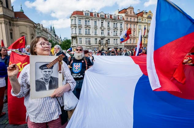 News Bilder des Tages Victory Day Festival, organised by the No Bases Initiative (meaning no to military bases in the Czech Republic), to commemorate liberation of Czechoslovakia from fascism in 1945, took place at Old Town Square, Prague, Czech Republic, on May 9, 2026. (CTKxPhoto VitxSimanek) CTKPhotoP2026050903824  CTKPhotoP2026050903824
