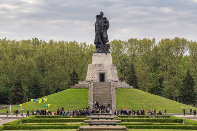 News Bilder des Tages Gedenken am 9. Mai, dem Tag des Sieges, am Sowjetischen Ehrenmal im Treptower Park in Berlin-Treptow. Besucher mit blauen und gelben Luftballons, den Nationalfarben der Ukraine, protestieren gegen den Krieg Russlands in der Ukraine. *** Commemoration on 9 May, Victory Day, at the Soviet Memorial in Treptower Park in Berlin Treptow Visitors with blue and yellow balloons, the national colors of Ukraine, protest against Russias war in Ukraine