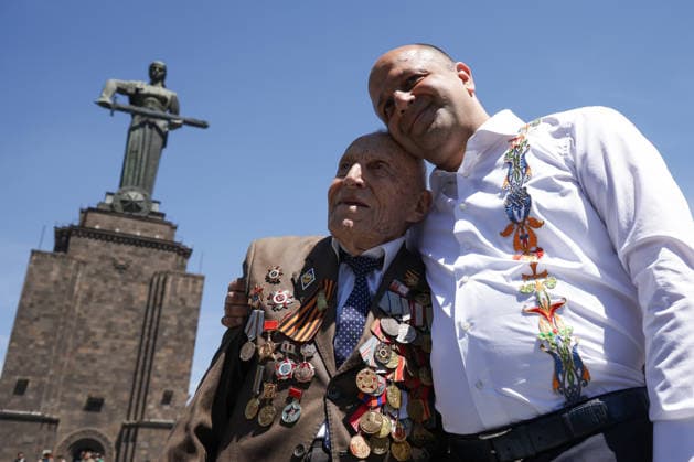 News Bilder des Tages ARMENIA, YEREVAN - MAY 9, 2026: War veteran Nerses Simonyan takes part in an Immortal Regiment event on Victory Day, which marks the 81st anniversary of the Victory in the Great Patriotic War (the Eastern Front of WWII). The remembrance procession started at the Surb Khach Church and led to the Mother Armenia monument in Victory Park Yerevan Armenia  - ZUMAt113 20260509_zaa_t113_1533 Copyright: xAlexanderxPatrinx