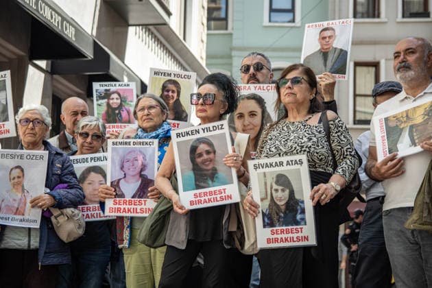 News Bilder des Tages May 9, 2026, Istanbul, Istanbul, Turkey: The 737th weekly F Sit-in protest was held in front of the Human Rights Association Istanbul Branch, where human rights defenders and relatives of prisoners called for the release of seriously ill prisoner Sefika Kandar. Demonstrators stated that 66-year-old Kandar, currently held in Diyarbakir Women s Closed Prison, suffers from multiple chronic illnesses including heart disease, asthma, hypertension and vascular blockage, and argued that prison conditions prevent adequate medical treatment. Protesters demanded the immediate release of Kandar and all seriously ill prisoners, emphasizing the protection of the right to health and life. Istanbul Turkey - ZUMAt171 20260509_zip_t171_025 Copyright: xAbdullahxTepelix