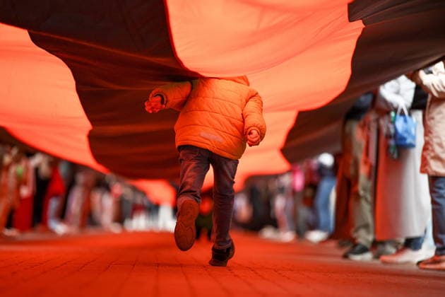 News Bilder des Tages RUSSIA, MOSCOW - MAY 9, 2026: People unfurl a giant St George ribbon during a flash mob on Arbat Street on Victory Day Moscow Russia  - ZUMAt113 20260509_zaa_t113_1589 Copyright: xMikhailxTereshchenkox