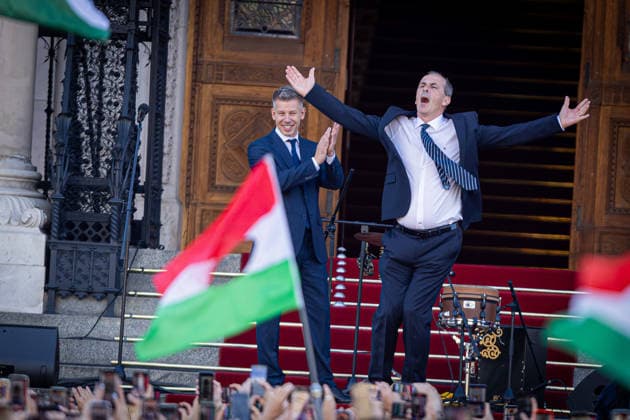 News Bilder des Tages May 9, 2026, Budapest, Hungary: Zsolt Hegedus dances to music on the steps of the Parliament building in Budapest following the inauguration ceremony of Peter Magyar. Budapest Hungary - ZUMAl194 20260509_zip_l194_052 Copyright: xMarekxLadzinskix