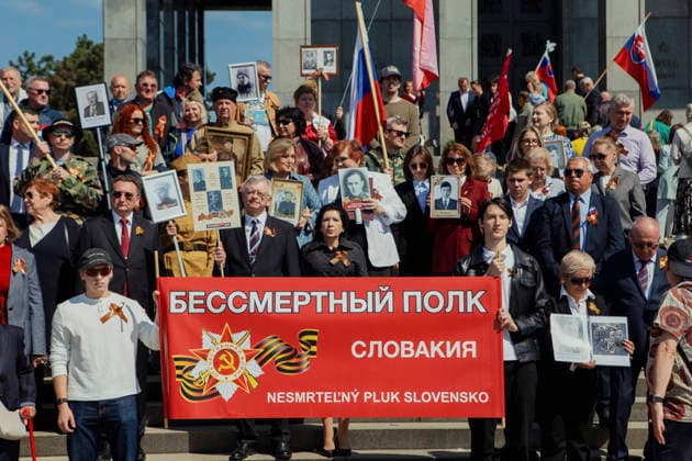 News Bilder des Tages Slovakia Bratislava Victory Day Slavin Memorial Participants hold portraits, flags, and a red banner linked to the Immortal Regiment movement at the Slavin memorial in Bratislava, Slovakia, on May 9, 2026. People gather at the Slavin memorial to mark Victory Day, an annual event commemorating the end of World War II. The site, a military cemetery for Soviet soldiers, draws attendees who display Russian and Soviet-era symbols. Bratislava Bratislava Region Slovakia Copyright: xElvisxTakahashixMantellox