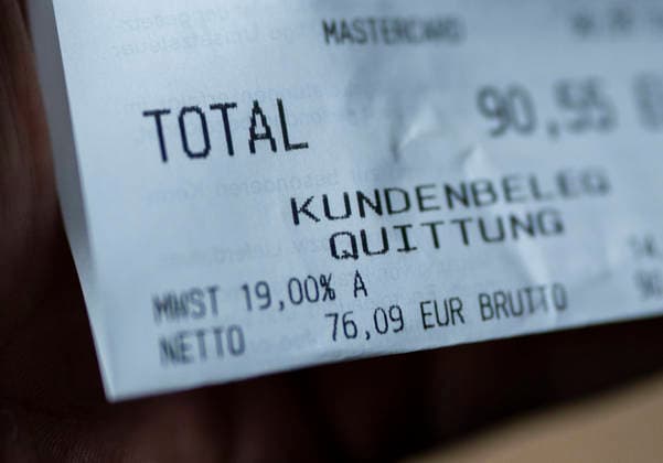 Close-up of a receipt with total amount, VAT and technical security features Symbolic image for purchases, inflation, consumption, accounting and everyday spending Gummersbach, North Rhine-Westphalia, Germany 06 05 2026 Copyright: MarcoxBader