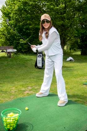 ABB PROMIGOLF Simone Thomalla teeing off on the green as a guest at the first charity celebrity AM golf tournament for the benefit of Kinderwohl Berlin and Geka e V at the Golf und Country Club am Motzener See in Mittenwalde Brandenburg on 09 05 2026 Brandenburg Germany