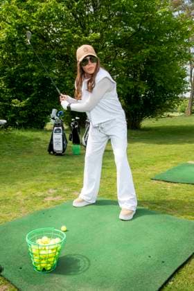 ABB PROMIGOLF Simone Thomalla teeing off on the green as a guest at the first charity celebrity AM golf tournament for the benefit of Kinderwohl Berlin and Geka e V at the Golf und Country Club am Motzener See in Mittenwalde Brandenburg on 09 05 2026 Brandenburg Germany