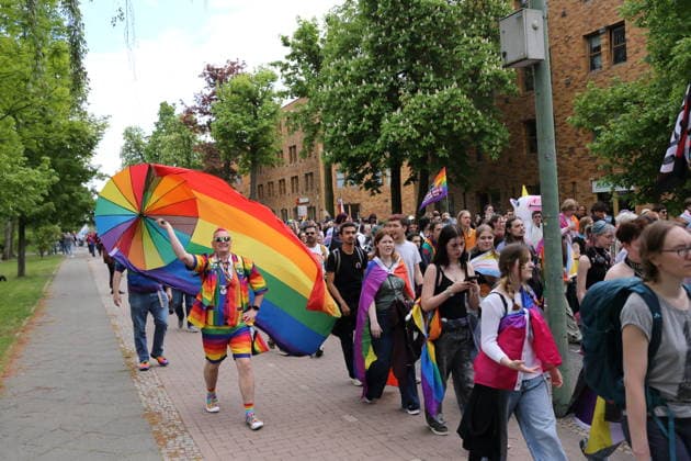 Menschen laufen mit Regenbogenfahne in der Pappelallee während einer Demo zum Christopher Street Day in Potsdam, 9. Mai 2026. CSD in Potsdam *** People walk with a rainbow flag in the Pappelallee during a demonstration for Christopher Street Day in Potsdam, May 9, 2026 CSD in Potsdam
