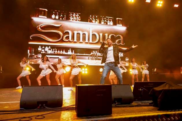 ABB WENDLER Michael Wendler der Schlager Saenger with his double Oliver Pocher as Wendler on stage at the concert Michael Wendler Live 2026 Turbinenhalle 1 on 09 05 2026 in Oberhausen NRW Germany