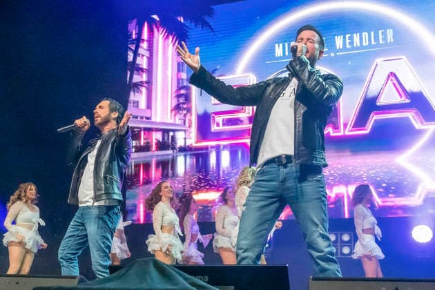 ABB WENDLER Michael Wendler der Schlager Saenger with his double Oliver Pocher as Wendler on stage at the concert Michael Wendler Live 2026 Turbinenhalle 1 on 09 05 2026 in Oberhausen NRW Germany