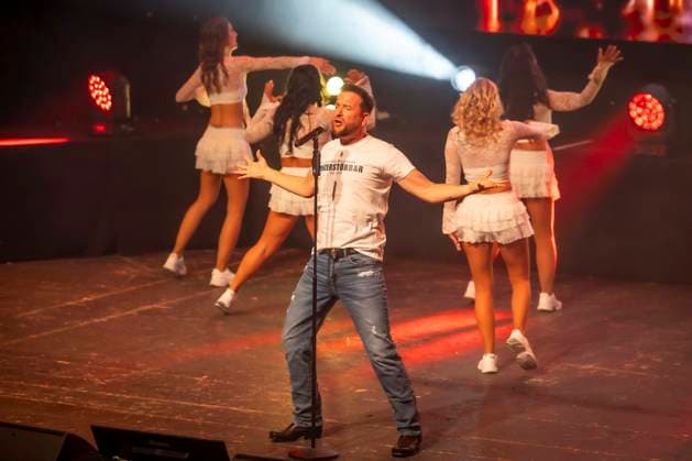 ABB WENDLER Michael Wendler der Schlager Saenger with his double Oliver Pocher as Wendler on stage at the concert Michael Wendler Live 2026 Turbinenhalle 1 on 09 05 2026 in Oberhausen NRW Germany