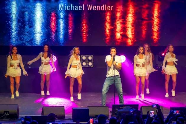 ABB WENDLER Michael Wendler der Schlager Saenger with his double Oliver Pocher as Wendler on stage at the concert Michael Wendler Live 2026 Turbinenhalle 1 on 09 05 2026 in Oberhausen NRW Germany