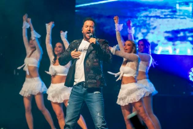 ABB WENDLER Michael Wendler der Schlager Saenger with his double Oliver Pocher as Wendler on stage at the concert Michael Wendler Live 2026 Turbinenhalle 1 on 09 05 2026 in Oberhausen NRW Germany