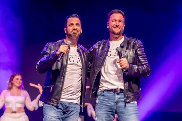 ABB WENDLER- Michael Wendler der Schlager Saenger mit seinem Double Oliver Pocher als Wendler auf der Buehne beim Konzert Michael Wendler Live 2026 Turbinenhalle 1 am 09.05.2026 in Oberhausen NRW Deutschland *** ABB WENDLER Michael Wendler der Schlager Saenger with his double Oliver Pocher as Wendler on stage at the concert Michael Wendler Live 2026 Turbinenhalle 1 on 09 05 2026 in Oberhausen NRW Germany