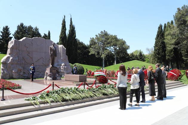 News Bilder des Tages Commemoration of Azerbaijan’s national leader Heydar Aliyev s birthday in Baku BAKU, AZERBAIJAN - MAY 10: Citizens visit the grave of Azerbaijan’s national leader Heydar Aliyev to commemorate the 103rd anniversary of his birth in Baku, Azerbaijan, on May 10, 2026. Resul Rehimov Anadolu Baku Azerbaijan. Editorial use only. Please get in touch for any other usage.  Copyright: x2026xAnadoluxResulxRehimovx