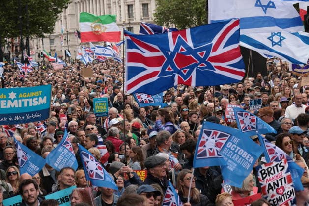 News Bilder des Tages . 10 05 2026. London, United Kingdom. Anti Semitism Rally Whitehall. Anti Semitism Rally outside Downing Street on Whitehall  xMartynxWheatleyx xi-Imagesx IIM-26762-0034