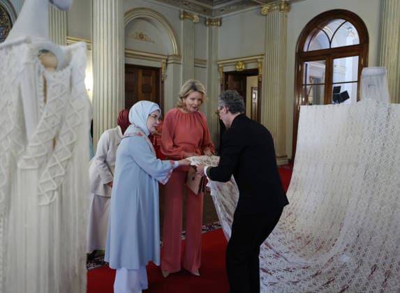 Turkish First Lady hosts Belgian Queen at Dolmabahce Palace ISTANBUL, TURKIYE - MAY 10: (----EDITORIAL USE ONLY - MANDATORY CREDIT - TURKISH PRESIDENCY MUSTAFA KAMACI HANDOUT - NO MARKETING NO ADVERTISING CAMPAIGNS - DISTRIBUTED AS A SERVICE TO CLIENTS----) Turkish First Lady Emine Erdogan (L) welcomes Queen Queen Mathilde (C) at Dolmabahce Palace in Istanbul, Turkiye, on May 10, 2026. Tur Presidency Mustafa Kamaci Handout Anadolu Istanbul Turkey. Editorial use only. Please get in touch for any other usage.  Copyright: x2026xAnadoluxTurxPresidencyx xMustafaxKamacix xHandoutx