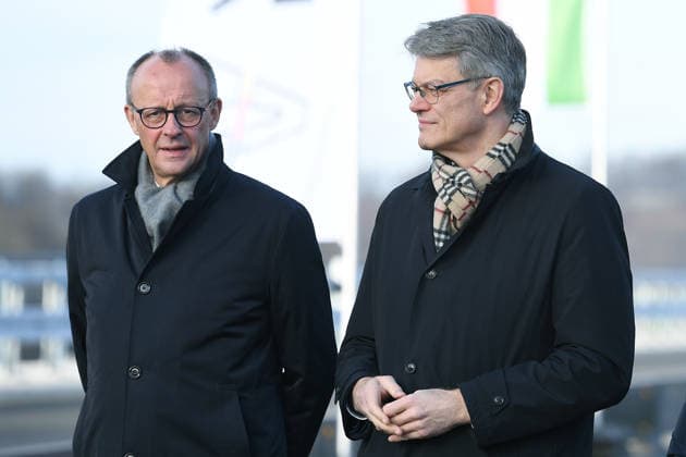 Freigabe der Talbrücke Rahmede am 22.12.2025 in Lüdenscheid V.l.n.r.: Friedrich Merz ( Bundeskanzler ) - Patrick Schnieder ( Bundesverkehrsminister ) *** Opening of the Rahmede viaduct on 22 12 2025 in Lüdenscheid V l n r Friedrich Merz Federal Chancellor Patrick Schnieder Federal Minister of Transport xRx