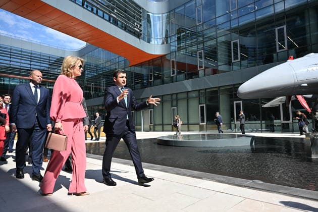 Belgian Queen Mathilde in Istanbul ISTANBUL, TURKIYE - MAY 10: Belgian Queen Mathilde (C) is welcomed by Baykar Board Chairman, Selcuk Bayraktar (R), at the Ozdemir Bayraktar National Technology Center as part of an Economic Mission in Istanbul, Turkiye, on May 10, 2026. Elif Ozturk Anadolu Istanbul Turkey. Editorial use only. Please get in touch for any other usage.  Copyright: x2026xAnadoluxElifxOzturkx