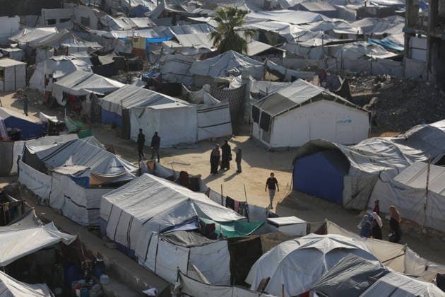 News Bilder des Tages Displaced Palestinians shelter in overcrowded camps west of Gaza City General views show tents sheltering displaced Palestinians crowded together west of Gaza City on May 10, 2026, where thousands of residents live under difficult humanitarian conditions amid shortages of basic services. Many Palestinians continue to flee to densely populated areas across the Gaza Strip as the war continues, while humanitarian organizations warn of worsening living conditions and shortages of food, water and medical care in shelters and displacement camps. Photo by Omar Ashtawy apaimages Gaza city Gaza Strip Palestinian Territory 100526_Gaza_OSH_01(14) Copyright: xapaimagesxOmarxAshtawyx xapaimagesx