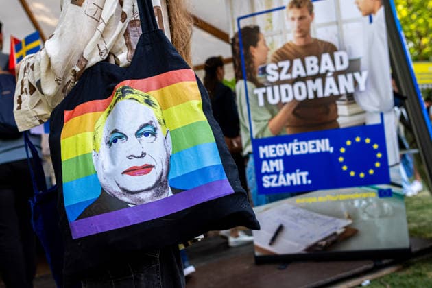 News Bilder des Tages May 10, 2026, Budapest, Hungary: Tote bag featuring a rainbow-colored portrait of Prime Minister Viktor Orban, photographed against banners with the slogans Protect what matters and Free Science during Europe Day at Liberty Square Budapest Hungary  - ZUMAl194 20260510_zip_l194_011 Copyright: xMarekxLadzinskix