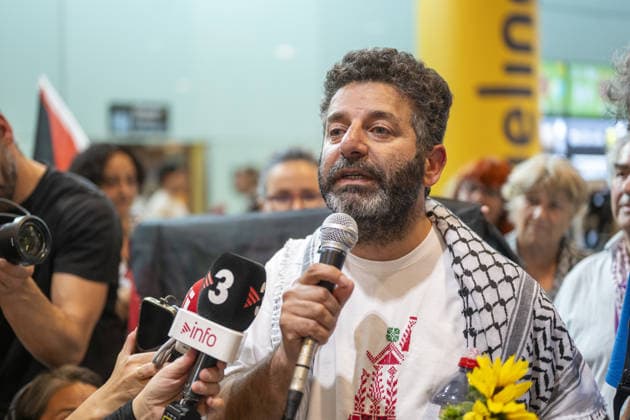 News Bilder des Tages Saif Abukeshek returns to Barcelona after released by Israel BARCELONA, SPAIN - MAY 10: Activist Saif Abukeshek returns to Barcelona-El Prat Airport after being released by Israel following his detention during the interception of the Global Sumud Flotilla in international waters, in Barcelona, Spain on May 10, 2026. Abukeshek, a Palestinian origin activist with Spanish and Swedish nationality, spent ten days in Shikma prison in Ashkelon after being detained on April 30 alongside Brazilian activist Thiago Avila. Abukeshek said he planned to travel to Turkiye in the coming days to rejoin other flotilla activists preparing further initiatives. Lorena Sopena Lopez Anadolu Barcelona Spain. Editorial use only. Please get in touch for any other  Copyright: x2026xAnadoluxLorenaxSopenaxLopezx
