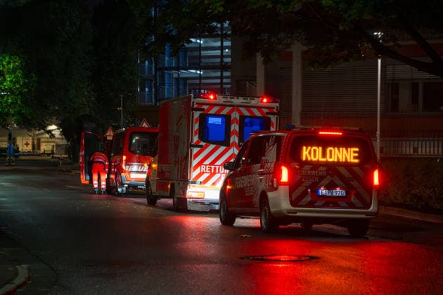 Hantavirus vier Hondius-Passagiere in Frankfurt eingetroffen Sonderisoliertransport in der Nacht Am 11.05.2026 trafen vier deutsche Passagiere des Kreuzfahrtschiffs Hondius nach einem Hantavirus-Ausbruch an Bord per Sonderisoliertransport am Uniklinikum Frankfurt ein. Der Konvoi kam gegen 02:15 Uhr an der Klinik an, die eine Isoliereinheit für hochansteckende Viruserkrankungen betreibt. Am Transport waren Einsatzkräfte der Feuerwehr Frankfurt und der Feuerwehr Essen beteiligt der Weg führte über den Militärflughafen Eindhoven in den Niederlanden. Die vier Personen galten laut spanischem Gesundheitsministerium als symptomfrei und werden als Hochrisikokontakte 42 Tage lang beobachtet. Frankfurt am Main Niederrad Hessen De