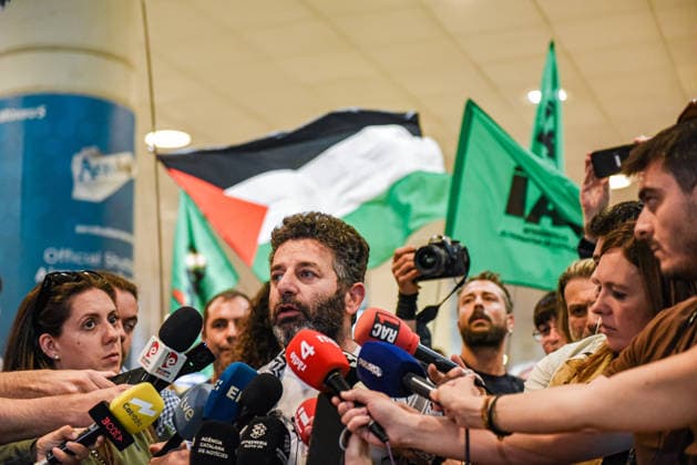 Released activist Saif Abukeshek arrives in Barcelona Global Sumud Flotilla activist Saif Abukeshek attends to the media upon his arrival at Josep Tarradellas Barcelona El Prat Airport, May 10, 2026, in Barcelona, Catalunya Espana Abukeshek has flown to Spain from Athens after being released by Israeli authorities Activists Saif Abukeshek and Thiago Avila were intercepted by Israeli forces on April 30 in international waters while sailing towards the Gaza Strip aboard the Global Sumud Flotilla Following their arrest, Abukeshek and Thiago were transferred to the Shikma detention center, located in the city of Ashkelon, Israel 10 MAY 2026 Barcelona Catalunya Barcelona Catalunya Catalunya Espana  Copyright: xAlbertoxParedesx 7513105