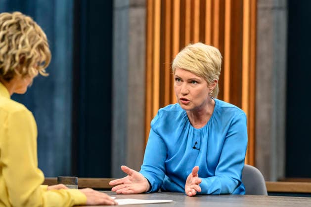 im Bild v.l.: Caren Miosga, Manuela Schwesig, Ministerpräsidentin Mecklenburg-Vorpommern, SPD, GER, Berlin, Studio, zu Gast bei - Caren Miosga, Polittalk, TV, Format, Aufzeichnung, aufgezeichnet, Das Erste, aus Adlershof - am Studio 20, Thema: Wie will die SPD Vertrauen zurückgewinnen, Frau Schwesig? 10.05.2026 *** in the picture from l Caren Miosga, Manuela Schwesig, Minister President Mecklenburg Vorpommern, SPD, GER, Berlin, Studio, guest of Caren Miosga, Polittalk, TV, format, recording, Das Erste, recorded, from Adlershof at Studio 20, topic How does the SPD want to regain trust, Ms. Schwesig 10 05 2026 Copyright: HMBxMedia UwexKoch