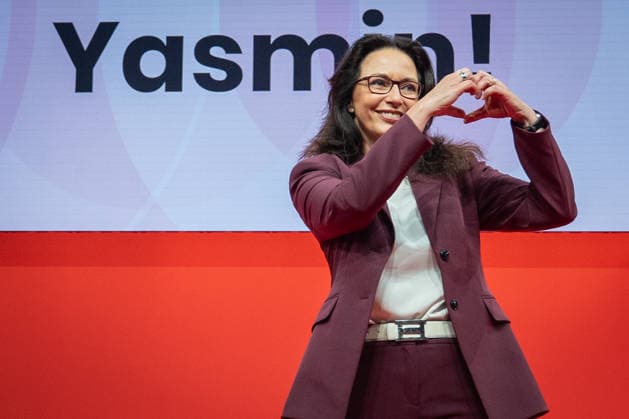 Wiedergewählte DGB-Bundesvorsitzende Yasmin Fahimi auf der Bühne direkt nach Bekanntgabe ihres Wahlergebnisses mit 96,1%.;DGB Bundeskongress 2026 in Berlin - Deutscher Gewerkschaftsbund, Berlin Berlin Deutschland Hotel Estrel *** Re-elected DGB Federal Chairwoman Yasmin Fahimi on stage directly after the announcement of her election result with 96.1 DGB Federal Congress 2026 in Berlin German Trade Union Confederation, Berlin Berlin Germany Hotel Estrel