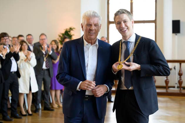 Altoberbürgermeister Dieter Reiter übergibt die Amtskette der Stadt München an Oberbürgermeister Dominik Krause - Festliche Eröffnungssitzung des Stadtrats der Landeshauptstadt München - Amtperiode 2026 bis 2032 im Festsaal des alten Rathaus, München 11.05.2026 *** Former Lord Mayor Dieter Reiter hands over the chain of office of the City of Munich to Lord Mayor Dominik Krause Festive opening session of the City Council of the City of Munich term of office 2026 to 2032 in the ballroom of the old City Hall, Munich 11 05 2026