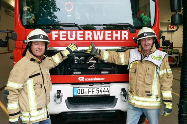 CNTV KRUEGER- Mike Krueger Schauspieler und Hinnerk Baumgarten NDR Moderator Feuerwehr Montur Schutzhelm Axt und Feuerwehrschlauch zu Gast als Unterstuetzer der Kampagne Respekt fuer Retter mit der Freiwilligen Feuerwehr Bargfeld-Stegen in der Feuerwehr Wache am 11.05.2026 in Bargfeld-Stegen Gemeinde im Kreis Stormarn in Schleswig-Holstein Schleswig-Holstein Deutschland *** CNTV KRUEGER Mike Krueger actor and Hinnerk Baumgarten NDR presenter fire department outfit protective helmet axe and fire hose as guest supporter of the campaign Respect for rescuers with the volunteer fire department Bargfeld Stegen in the fire station on 11 05 2026 in Bargfeld Stegen municipality in the district Stormarn in Schleswig Holstein Schleswig Holstein Germa