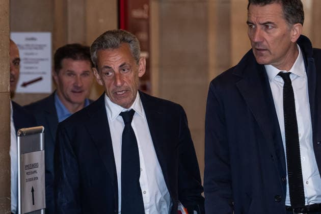 Nicolas Sarkozy s trial Aurelien Morissard MAXPPP MAXPPP Paris 11 05 2026 France s former President Nicolas Sarkozy, flanked by French lawyer Sebastien Schapira, arrives for his appeal trial over charges he had sought Libyan financing for his 2007 election in exchange for helping improve Tripoli s image after deadly bombing, at the Palais de Justice courthouse in Paris, May 11, 2026, in his trial appealing a conviction involving illegal campaign funds from Libya Aurelien Morissard MAXPPP Paris France  Copyright: xMAXPPPxAurelienxMorissard MAXPPPx MOR202605113572 MOR202605113572