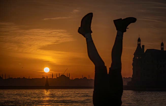 May 11, 2026, Istanbul, Turkey: Istanbul, Turkey. The sun sets behind IstanbulÃ¢â‚¬â ¢s cityscape while a man does a handstand in Turkey. Istanbul Turkey  - ZUMAl94_ 20260511_zaf_l94_018 Copyright: xMarcinxNowakx