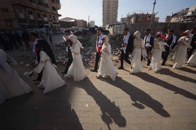 Palestinian-Israeli Conflict - Gaza Mass Wedding Palestinian brides and grooms gather during a mass-wedding celebration organized by the Turkish Humanitarian Relief Foundation (IHH) in Gaza City, on May 11, 2026. Gaza Palestine  Copyright: xMajdixFathix originalFilename: fathi-notitle260511_npQAi.jpg