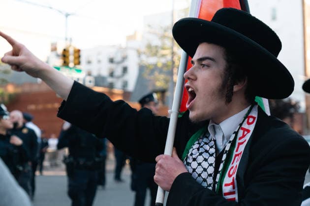Brooklyn Synagogue Protest New York, NY May 11: Pro-Palestinian demonstrators and pro-Zionist counter protesters clashed in the Midwood neighborhood of Brooklyn during a protest against an Israeli real estate event accused by organizers of promoting the sale of Palestinian land in the occupied West Bank on May 11, 2026. Credit: Xavier Diaz AdMedia EDITORIAL USE ONLY  Copyright: xx AdMediax admphotostwo988409